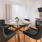 아파트 Cozy With Free Parking 바르나
