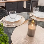 Cozy With Free Parking 아파트 바르나