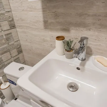 Cozy With Free Parking Apartman