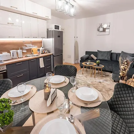 Апартаменти Cozy With Free Parking *