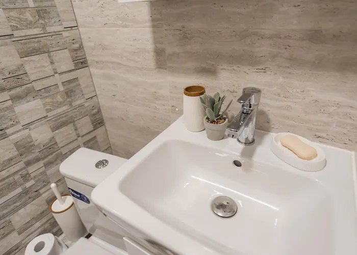 Cozy With Free Parking Apartment